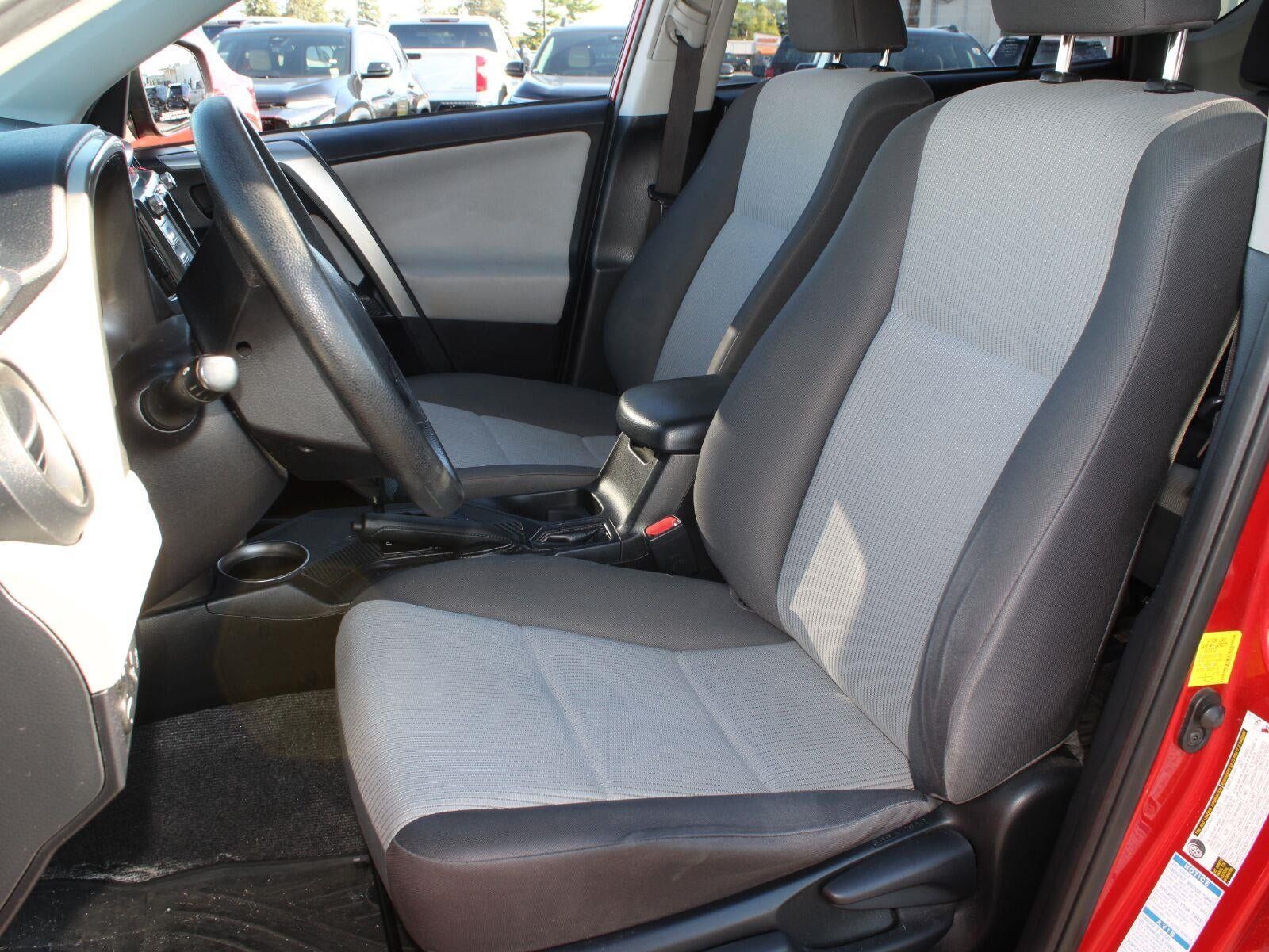 Used 2015 Toyota RAV4 LE AWD/4WD image 18