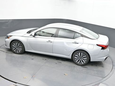 Used 2023 Nissan Altima 2.5 SV FWD image 41