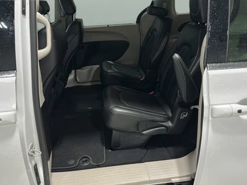Used 2024 Chrysler Pacifica Touring-L FWD image 23