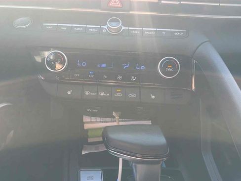 Used 2023 Hyundai Elantra SEL w/ Convenience Package image 4