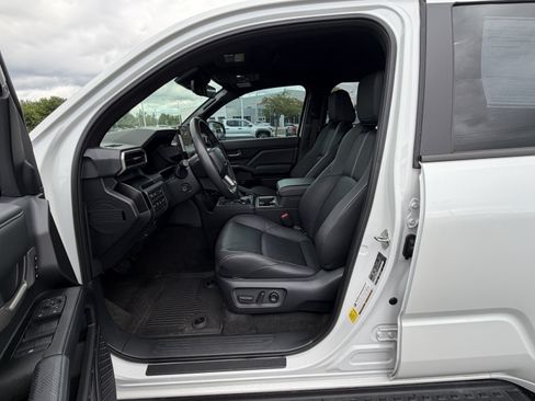 Used 2025 Toyota 4Runner Limited AWD/4WD image 19