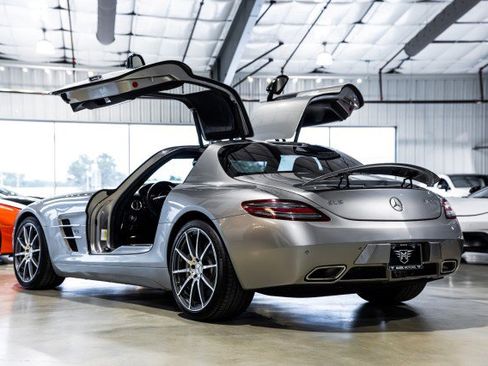 Used 2011 Mercedes-Benz SLS AMG Coupe image 4