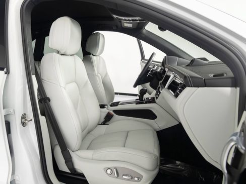 Certified 2026 Porsche Macan AWD/4WD image 38