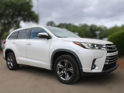 Used 2019 Toyota Highlander Limited Platinum FWD image 3