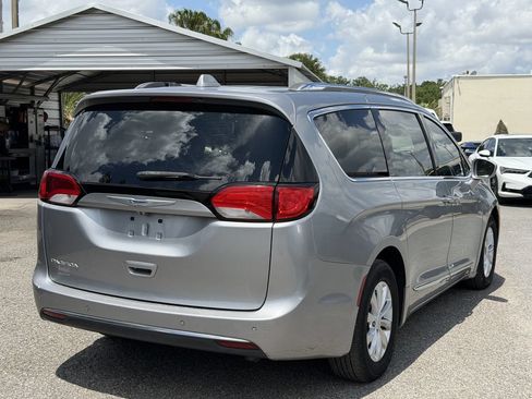 Used 2019 Chrysler Pacifica Touring-L FWD image 5