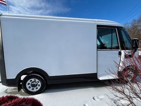 New 2025 Chevrolet Brightdrop 400 image 2