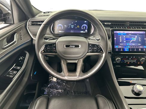 Used 2022 Jeep Grand Cherokee Overland w/ Luxury Tech Group IV image 24