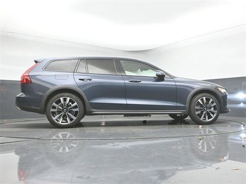 Used 2022 Volvo V60 T5 Cross Country w/ Advanced Package image 41