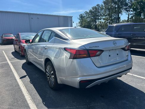 Used 2024 Nissan Altima 2.5 SV AWD/4WD image 2