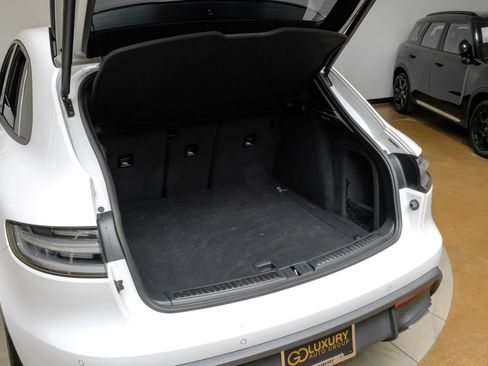 Used 2023 Porsche Macan AWD/4WD image 57