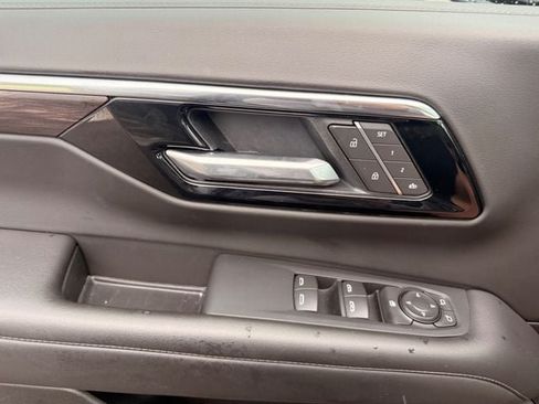 Used 2025 Chevrolet Suburban Z71 AWD/4WD image 17