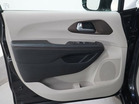 Used 2018 Chrysler Pacifica Touring-L Plus FWD image 23