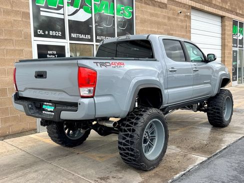 Used 2019 Toyota Tacoma TRD Sport AWD/4WD image 5
