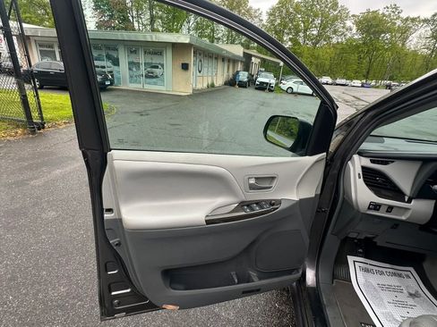 Used 2015 Toyota Sienna XLE AWD/4WD image 25