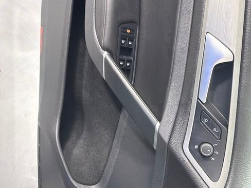 Used 2016 Volkswagen Golf 4-Door FWD image 11