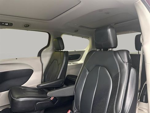 Used 2019 Chrysler Pacifica Limited FWD image 17