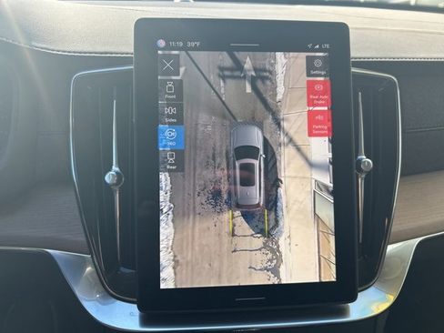 Certified 2025 Volvo XC90 B6 Plus image 24