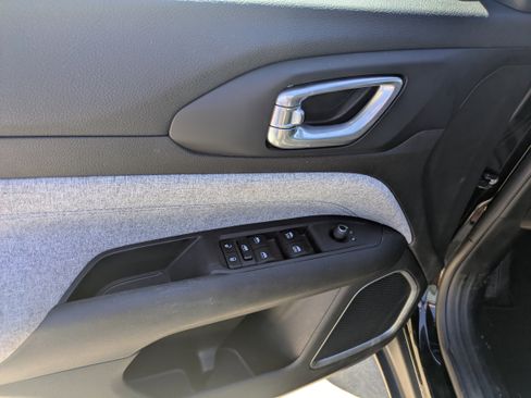 Used 2024 Jeep Compass Latitude image 8