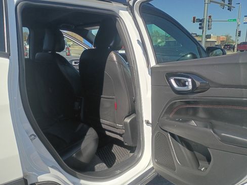 Used 2025 Jeep Compass Trailhawk AWD/4WD image 10