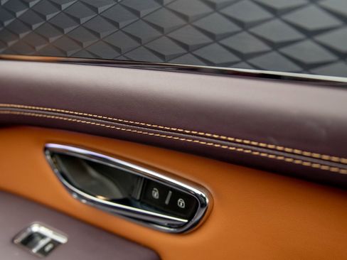 Used 2021 Bentley Bentayga AWD/4WD image 25