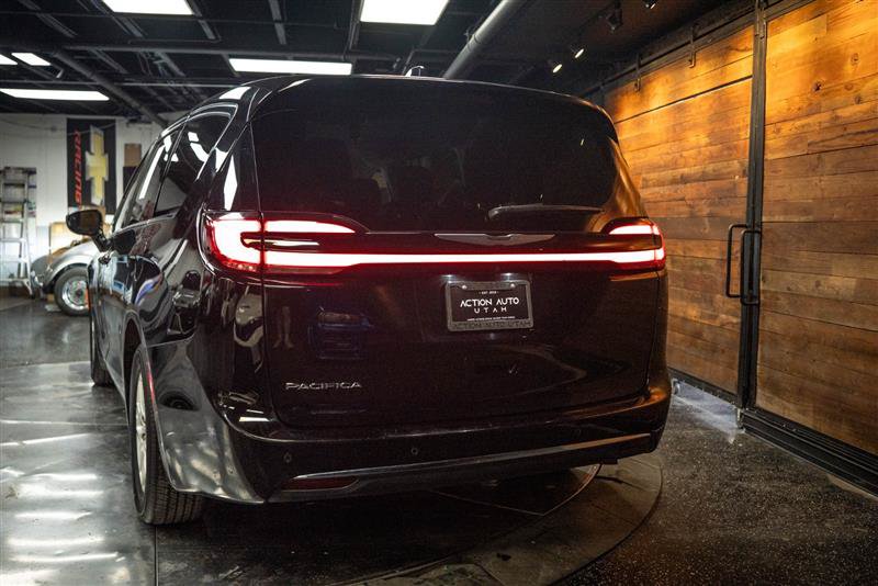 Used 2024 Chrysler Pacifica Touring-L FWD image 6