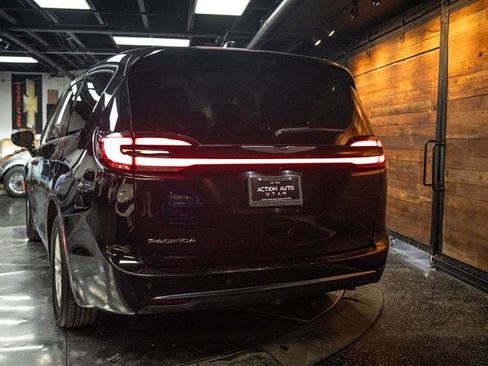 Used 2024 Chrysler Pacifica Touring-L FWD image 6