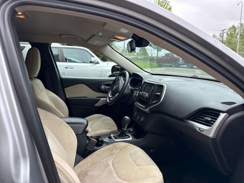 Used 2017 Jeep Cherokee Sport AWD/4WD image 10
