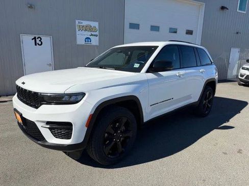 Certified 2022 Jeep Grand Cherokee Altitude AWD/4WD image 1