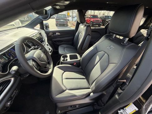 New 2026 Chrysler Pacifica Select w/ S Appearance Package FWD image 16