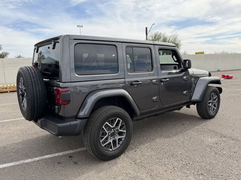 Used 2025 Jeep Wrangler Sahara image 4