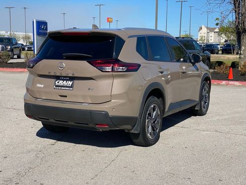Used 2024 Nissan Rogue SV w/ SV Premium Package FWD image 8