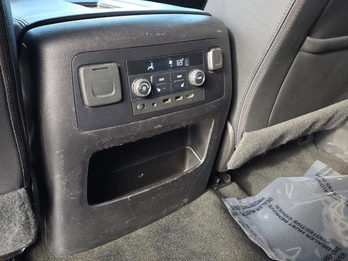 Used 2018 Chevrolet Suburban LT image 16