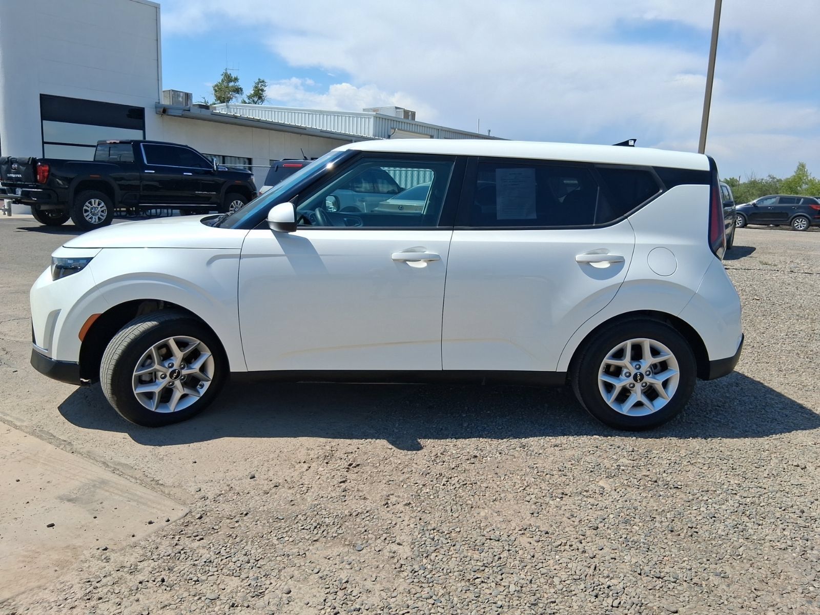 Used 2024 Kia Soul LX w/ Option Group 015 FWD image 2