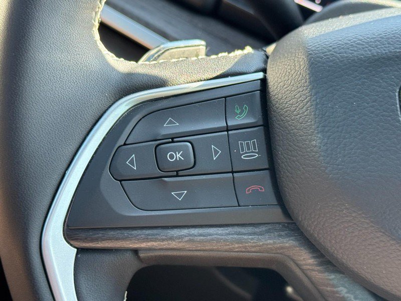 Used 2025 Jeep Grand Cherokee L Limited w/ Black Appearance Package AWD/4WD image 18