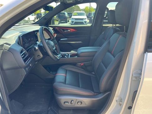 Used 2025 Chevrolet Traverse RS image 7