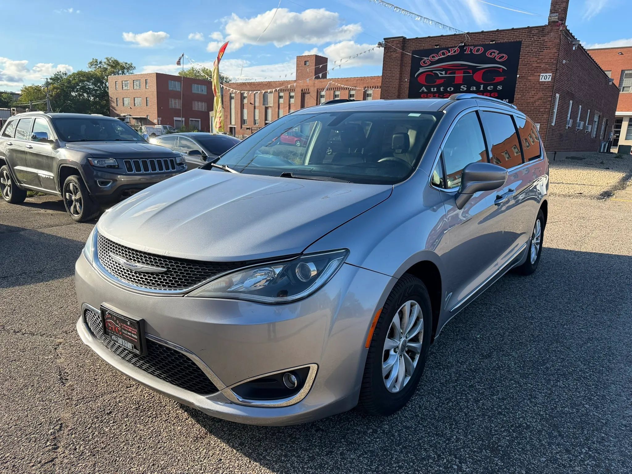 Used 2019 Chrysler Pacifica Touring-L FWD image 2