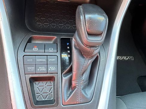 Used 2022 Toyota RAV4 LE w/ Carpet Mat Package (TMS) AWD/4WD image 21