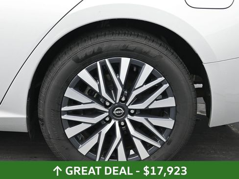 Used 2024 Nissan Altima 2.5 SV FWD image 17