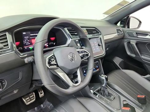Used 2022 Volkswagen Tiguan SE R-Line image 18