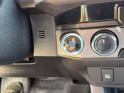 Used 2017 Toyota Tacoma TRD Off-Road w/ Tow Package (A/T) AWD/4WD image 19