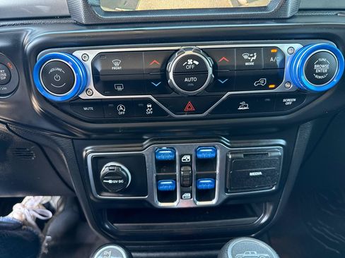 Used 2020 Jeep Gladiator Overland AWD/4WD image 24