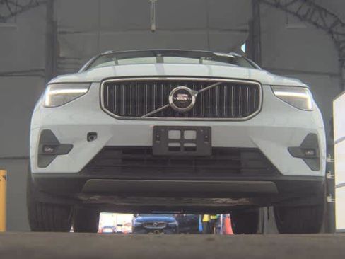 Used 2025 Volvo XC40 B5 Plus image 3