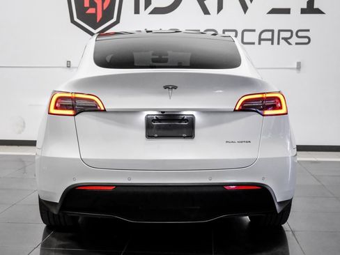 Used 2022 Tesla Model Y Long Range image 10