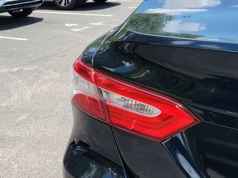 Used 2018 Toyota Camry LE FWD image 30