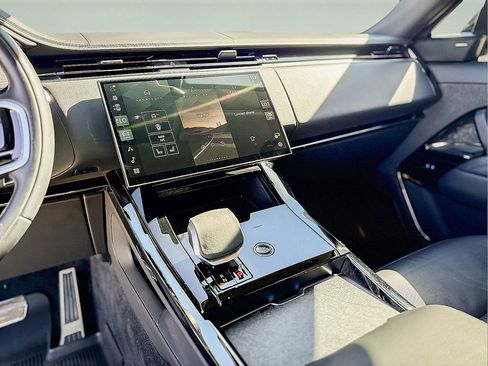 Used 2024 Land Rover Range Rover Sport SE image 26