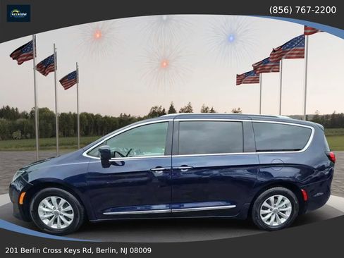 Used 2018 Chrysler Pacifica Touring-L image 6