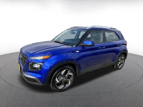 Used 2025 Hyundai Venue SEL FWD image 4