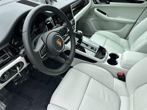 Certified 2025 Porsche Macan AWD/4WD image 4