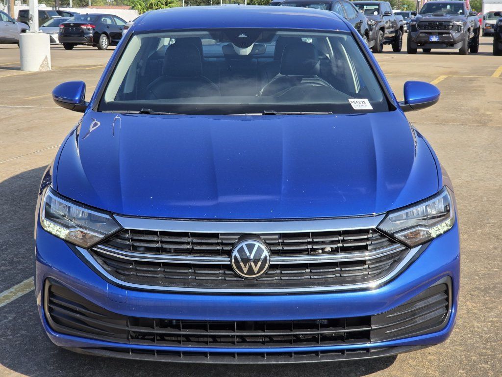Used 2024 Volkswagen Jetta SE FWD image 3