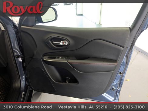 Used 2019 Jeep Cherokee Trailhawk image 7